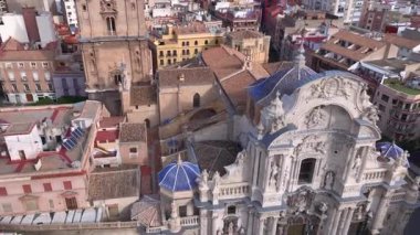 Murcia, İspanya 'daki Katedral' in ve Eski Şehir 'in sokaklarının insansız hava aracı görüntüleri. Murcia Eyaletinin başkenti. Yüksek kalite 4k görüntü