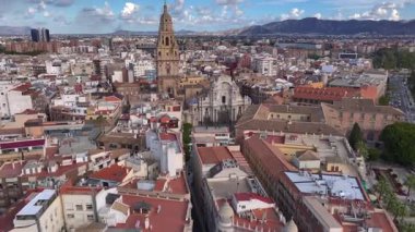 Murcia, İspanya 'daki Katedral' in ve Eski Şehir 'in sokaklarının insansız hava aracı görüntüleri. Murcia Eyaletinin başkenti. Yüksek kalite 4k görüntü