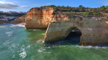 Güzel bir uçurum, Benagil Mağarası, Portekiz 'de ünlü bir Kıyı Kayası oluşumu, Algarve, Güney Portekiz' de güneşli bir akşam.