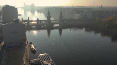 Oberbaum Köprüsü, Kreuzberg 'deki Oberbaşemucke, Berlin' deki River Spree nehrinden geçen çift katlı köprü. Sunrise Morning Time 'da hava durumu. Yüksek kalite 4k görüntü