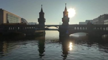 Oberbaum Köprüsü, Kreuzberg 'deki Oberbaşemucke, Berlin' deki River Spree nehrinden geçen çift katlı köprü. Sunrise Morning Time 'da hava durumu. Yüksek kalite 4k görüntü