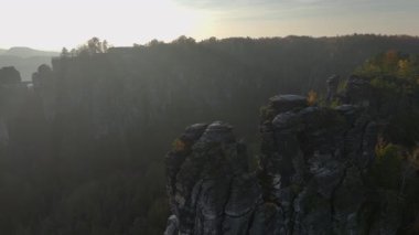 Saxon SWitzerland, Wehlnadel Sachsische Schweiz, Sachsen, Almanya. Neurathen Kalesi, Pavilionaussicht ve Ferdinandstein 'a bakın. Yüksek kalite 4k görüntü