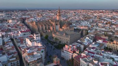 Seville Katedrali, Gotik Binanın Havalimanı ve İspanya 'nın Endülüs kentindeki ünlü Giralda çan kulesi. Yüksek kalite 4k görüntü