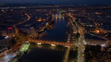 Sevilla 'daki Guadalquivir nehri Eski Gece Kasabası, Hava Triana Köprüsü, Şehir Aydınlatma. Sevilla, Endülüs, İspanya. Yüksek kalite 4k görüntü