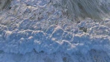 Büyük Nazi dalgaları. Portekiz 'deki en büyük dalgalar. Nazare Deniz Feneri. Yüksek kalite 4k görüntü