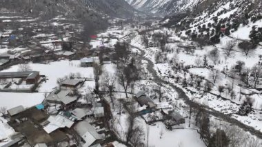 Kışın Kalash Vadisi, Rumbur Köyü, Batrik, Bamburet, Hava Çekimi. Kalash İnsanları Kültür, Chitral, Pakistan. Yüksek kalite 4k görüntü