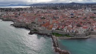 Fransız Rivierası 'ndaki Antibes eski kasabası, Fransa' daki Akdeniz kıyısındaki Antibes Vauban Limanı, Cote d Azur Havalimanı. Yüksek kalite 4k görüntü