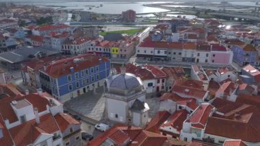 Aveiro şehrinin havadan görünüşü ve Ria de Aveiro, Moliceiro Boats, Portekiz 'in Aveiro şehrinde şehir kanalında yüzmektedir. Yüksek kalite 4k görüntü