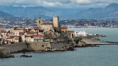 Fransız Rivierası 'ndaki Antibes eski kasabası, Fransa' daki Akdeniz kıyısındaki Antibes Vauban Limanı, Cote d Azur Havalimanı. Yüksek kalite 4k görüntü