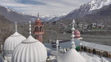 Pakistan, Chitral 'deki Khyber-Pakhtunkhwa' daki Chitral Merkez Camii 'nin hava manzarası. Kalash Vadisi 'nde güneşli bir günde Beyaz Kubbe. Yüksek kalite 4k görüntü