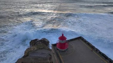 Nazare Deniz Feneri. Portekiz 'deki en büyük dalgalar. Büyük Naziler Dalgaları, Günbatımı Zamanı Hava Aracı Atışı. Yüksek kalite 4k görüntü