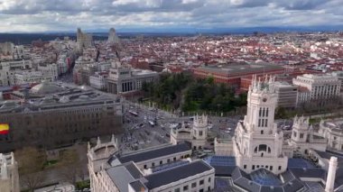 Madrid Şehir Merkezi İspanya, Madrid 'deki Palacio de Cibeles yakınlarındaki ünlü trafik caddesi meydanının havadan görüntüsü. Yüksek kalite 4k görüntü