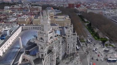 Madrid Şehir Merkezi İspanya, Madrid 'deki Palacio de Cibeles yakınlarındaki ünlü trafik caddesi meydanının havadan görüntüsü. Yüksek kalite 4k görüntü