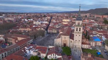 Alcala de Henares, İspanya 'nın başkenti Madrid yakınlarındaki bir kasabanın havadan görünüşü. Güney Avrupa 'daki tarihi binalar. Yüksek kalite 4k görüntü