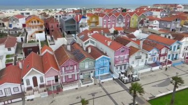 Portekiz 'deki Costa Nova do Prado plajı boyunca renkli evlerin yan yana gelen hava aracı. Yüksek kalite 4k görüntü
