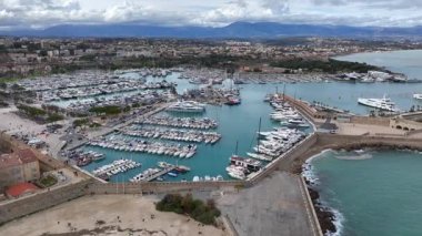 Antibes, Fransa 'da Vauban Limanı' nda Japon kulübü. Akdeniz kıyısındaki Fransız Rivierası 'ndaki eski kasaba, Azur Havalimanı. Yüksek kalite 4k görüntü