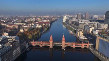Oberbaum Köprüsü, Kreuzberg 'deki Oberbaşemucke, Berlin' deki River Spree nehrinden geçen çift katlı köprü. Sunrise Morning Time 'da hava durumu. Yüksek kalite 4k görüntü