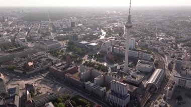 Berlin 'deki Alexanderplatz, Berlin-Mitte ve Berlin Katedrali' nin ünlü mimari yapılarının hava manzarası. Yüksek kalite 4k görüntü