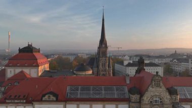 Hava manzaralı Petrikircke, Chemnitz, Saksonya, Almanya. Sonbaharda Alman şehrinin sabah ışığı ve boş caddeleri. Yüksek kalite 4k görüntü