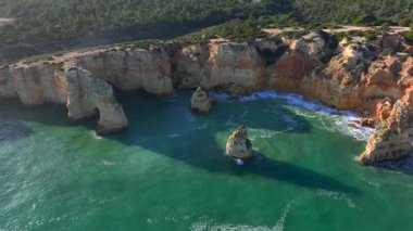 Marinha Sahili, Algarve, Güney Portekiz 'deki Doğal Kemer' in havadan görünüşü. Oyulmuş sahil şeridindeki kayalık yamaçlar. Yüksek kalite 4k görüntü