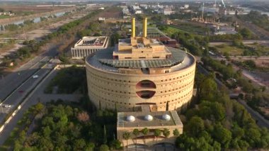  Cunta de Andalucia 'nın Yuvarlak Beton Brutalist Binası, Endülüs de Cualificaciones Profesyonelleri Sevilla, İspanya' da. Yüksek kalite 4k görüntü