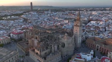 Seville Katedrali, Gotik Binanın Havalimanı ve İspanya 'nın Endülüs kentindeki ünlü Giralda çan kulesi. Yüksek kalite 4k görüntü