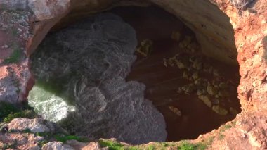 Akşam Portekiz 'de Benagil Mağarası. Okyanus Dalgaları Güney Portekiz, Algarve 'deki bir mağara kumsalında yuvarlanıyor. Yüksek kalite 4k görüntü
