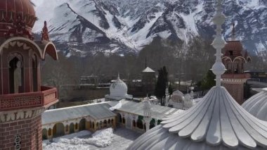Pakistan, Chitral 'deki Khyber-Pakhtunkhwa' daki Chitral Merkez Camii 'nin hava manzarası. Kalash Vadisi 'nde güneşli bir günde Beyaz Kubbe. Yüksek kalite 4k görüntü