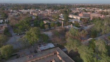 İslam Koleji Peşaver Güzel Tarihi Bina, Hayber Pakhtunkhwa, Pakistan. Havadan çekim. Yüksek kalite 4k görüntü
