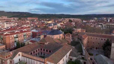 Alcala de Henares, İspanya 'nın başkenti Madrid yakınlarındaki bir kasabanın havadan görünüşü. Güney Avrupa 'daki tarihi binalar. Yüksek kalite 4k görüntü