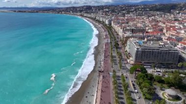 Nice 'in havadan görünüşü, Fransız Rivierası' ndaki Alpes-Maritimes 'in başkenti, Cote D AZur. Old Town, İngiliz Güvertesi. Yüksek kalite 4k görüntü