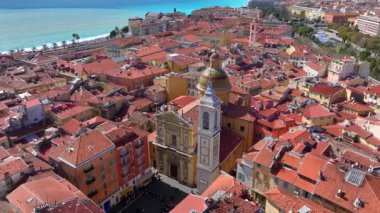 Nice 'in havadan görünüşü, Fransız Rivierası' ndaki Alpes-Maritimes 'in başkenti, Cote D AZur. Old Town, İngiliz Güvertesi. Yüksek kalite 4k görüntü