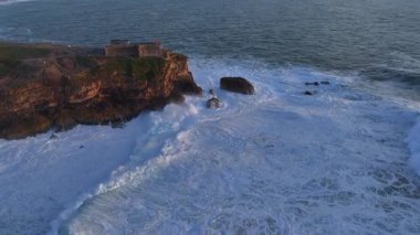 Büyük Nazi dalgaları. Portekiz 'deki en büyük dalgalar. Nazare Deniz Feneri. Yüksek kalite 4k görüntü