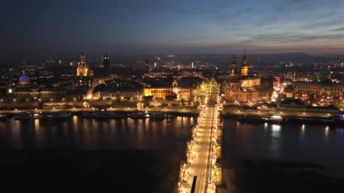 Dresden tarihi Eski Şehir, Elbe Nehri 'nin şehir ışıklarını yansıttığı gece. Dresren, Saksonya, Almanya. Hava görüntüsü. Yüksek kalite 4k görüntü