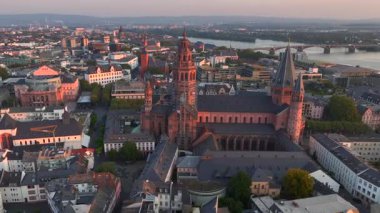 Sunrise 'da Mainz, Hava Şafağı Drone Vuruşu, Eski Şehir' i ve Mainz Katedrali, Almanya 'yı gösteriyor. Orange Sky ile Main River. Yüksek kalite 4k görüntü
