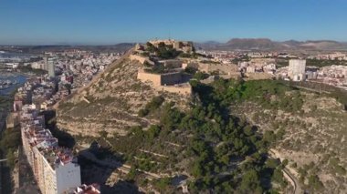 Alicante Kalesi, Castillo de Santa Barbara, Alicante, İspanya. Sahilin hemen yanındaki tepedeki eski Hispanik Kalesi. Yüksek kalite 4k görüntü