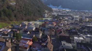 İsviçre, Canton Uri 'deki Altdorf şehri. Güneşli kış gününde tarihi evleri olan belediye binası meydanı. Hava Aracı Atışı. Yüksek Kalite Video