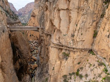 Caminito del Rey yürüyüş yolu, Kralların patikası El Chorro Gorge, Ardales, Malaga, İspanya 'nın hava aracı manzarası. Yüksek kalite fotoğraf