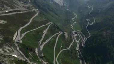 Güneşli bir günde İsviçre 'de Furka Geçidi, Yazın Hava Manzarası. Picturesque Viraj Yolu Alp Dağlarında Dalgalanıyor. Yüksek kalite 4k görüntü