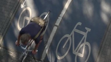 Bisikletlerin Almanya 'nın Konstanz şehrinde beyaz bir bisikletin sembolünü geçirdiği mavi gölgeli bisiklet yolunun en üst görüntüsü. Yüksek kalite 4k görüntü