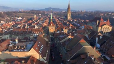 Bern, İsviçre 'nin başkenti kışın akşam güneşinin altında. Hava aracı atışı. Yüksek kalite 4k görüntü