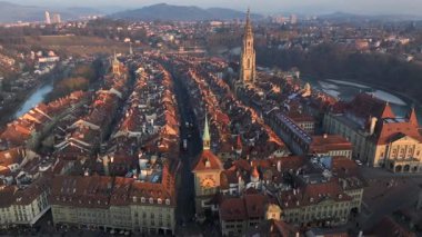 Bern, İsviçre 'nin başkenti kışın akşam güneşinin altında. Hava aracı atışı. Yüksek kalite 4k görüntü