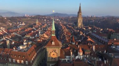 Bern, İsviçre 'nin başkenti kışın akşam güneşinin altında. Hava aracı atışı. Yüksek kalite 4k görüntü