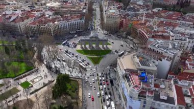 Flyby, Madrid Şehir Merkezi 'ndeki Gran Via boyunca ilerliyor. İspanya 'nın başkenti Madrid' de Puerta de Lacala ve Palacio de Cibeles. Yüksek kalite 4k görüntü