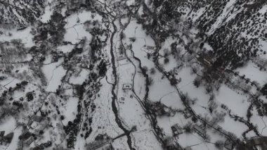 Kışın Kalash Vadisi, Rumbur Köyü, Batrik, Bamburet, Hava Çekimi. Kalash İnsanları Kültür, Chitral, Pakistan. Yüksek kalite 4k görüntü