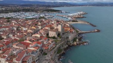 Fransız Rivierası 'ndaki Antibes eski kasabası, Fransa' daki Akdeniz kıyısındaki Antibes Vauban Limanı, Cote d Azur Havalimanı. Yüksek kalite 4k görüntü