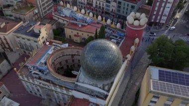 Rakamlar, Dali Tiyatro Müzesi. Figueres, Katalonya, İspanya 'daki sürrealist sanatçı Salvador Dali' nin insansız hava aracı görüşü. Yüksek kalite 4k görüntü