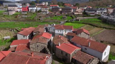 Galiçya, İspanya 'da geleneksel taş horreos. Horreo, İber Yarımadası 'nın kuzeybatısında bulunan tipik bir tahıl ambarı. Hava görüntüsü. Yüksek kalite 4k görüntü