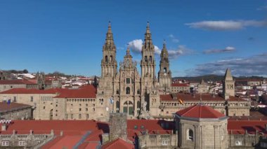 Santiago de Compostela 'nın ünlü katedralinin hava manzarası. Camino de Santiago 'nun Galiçya, İspanya' daki gezisi. Yüksek kalite 4k görüntü