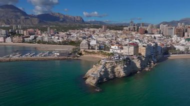 İspanya 'da Costa Blanca' da Benidorm şehri, Hava Aracı Atışı. Deniz kıyısındaki yüksek binalar, Playa de Levante. Yüksek kalite 4k görüntü
